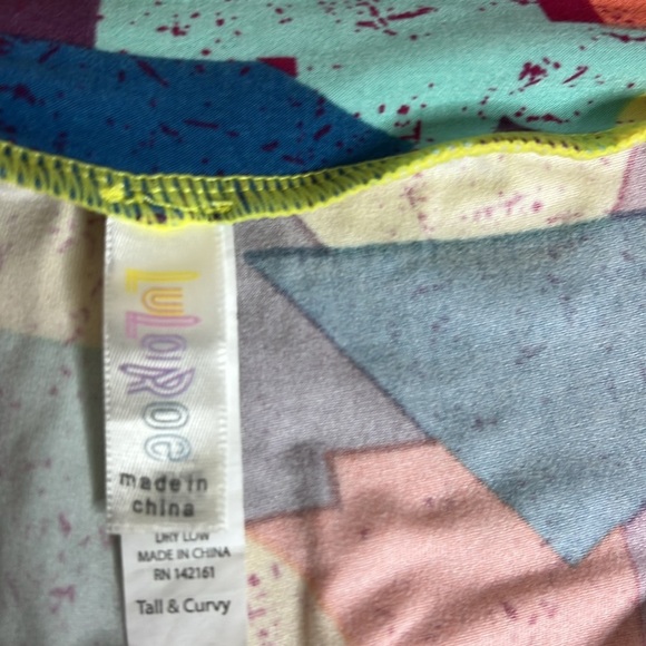 LuLaRoe TC Leggings – Retro Geometric Print | Tall & Curvy - Picture 4 of 5